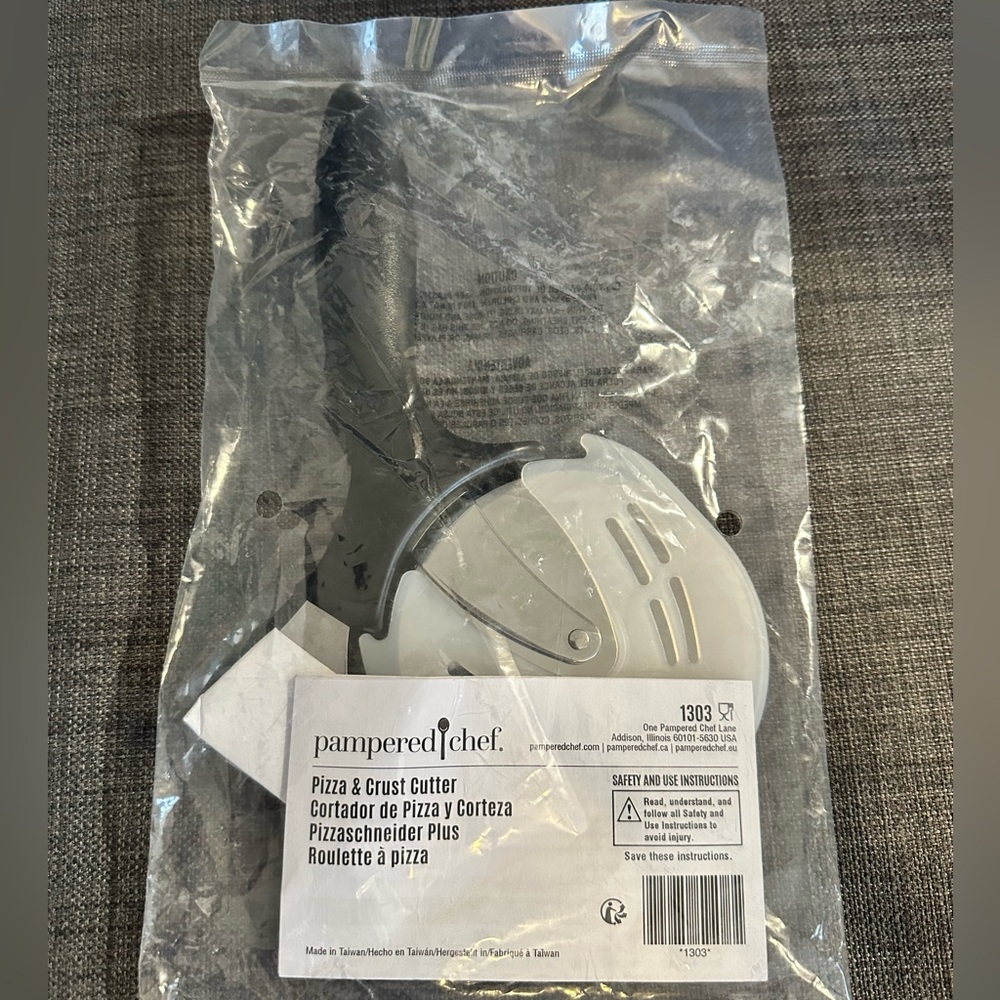 Pampered Chef Pizza & Crust Cutter NWT